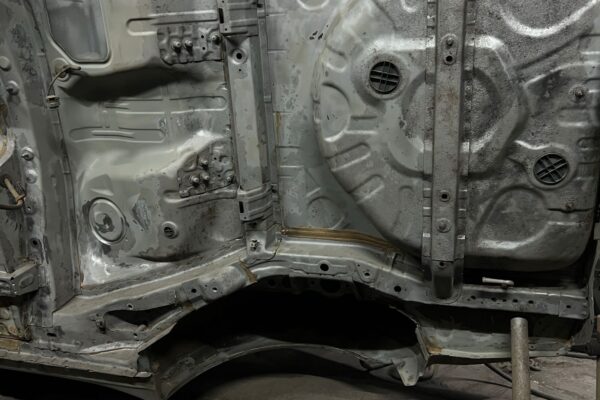 Пексотруй и удаление ржавчины с днища автомобиля Lancer 10