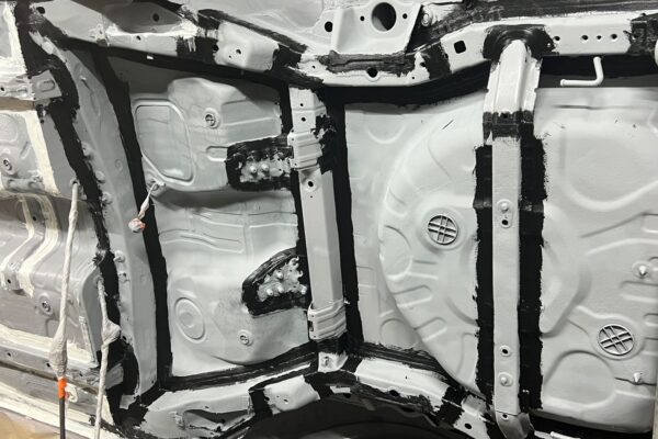 Пексотруй и удаление ржавчины с днища автомобиля Lancer 10